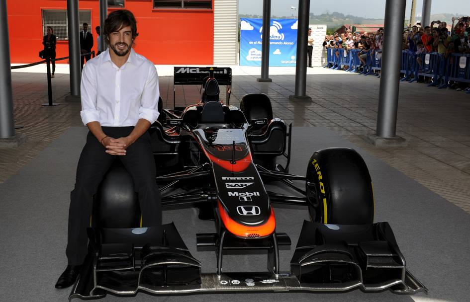 Giornata speciale per Fernando Alonso: lo spagnolo ha inaugurato a Oviedo il museo dedicato alla sua carriera di pilota. Eccolo con una McLaren. il team per il quale corre attualmente in F.1